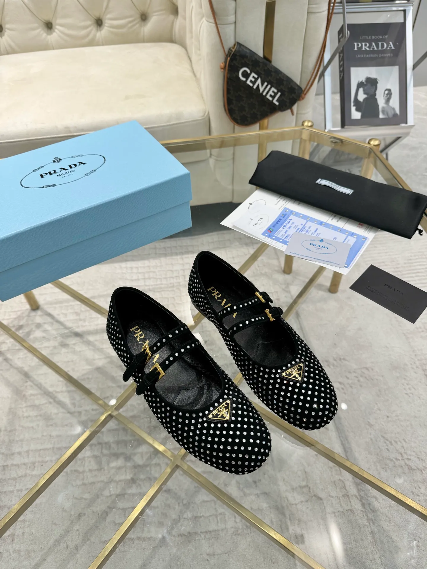 👟👟Ex-factory price 580👟👟New 👉Ready stock👈Remove the original plate to 1:1 The highest version 2024Prada early autumn catwalk T-stage hot style 😘The latest autumn model Flat outsole series Original 1:1 mold outsole A must-have for goddesses Super comfortable on the feet to reduce age 👉The upper is made of imported original cowhide leather Soft and textured, lining + feet, imported sheepskin lining, breathable and comfortable, private molded buckles (all original logos), package craftsmanship, code number 35M-39M (40, 41 customized, non-returnable, non-exchangeable)